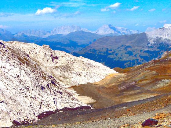 Parsenn kennen alle vom Skifahren im Winter: Obersässtäli vom Strelapass gesehen. Rechts gehts hier weg Richtung Parsenn. 