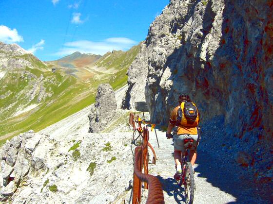 Ueber eine in den Felsen gehauenen Weg geht's hoch zur Wasserscheide / weissfluhjoch